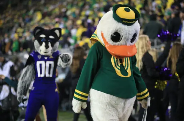 The Oregon Duck walks away from the Washington Husky mascot during the game Saturday, Nov. 12, 2022, at Autzen Stadium in Eugene, Ore. NCAA Football Oregon Washington Football Washington at Oregon © Chris Pietsch/The Register Guard / USA TODAY NETWORK