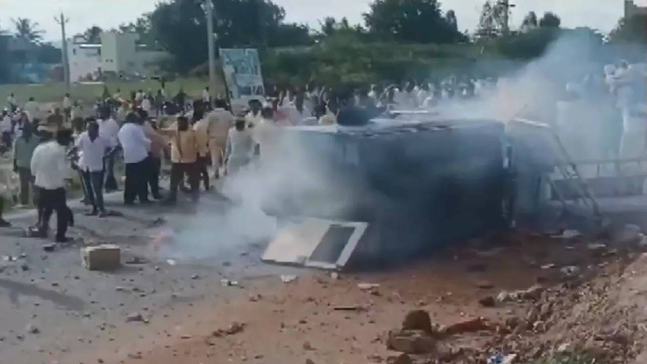 andhra pradesh: clash broke out between tdp and ysrcp workers during chandrababu naidu's rally | video