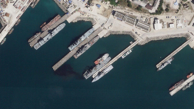 Navio de guerra russo visto a afundar-se no Mar Negro após ataque ucraniano com drones marítimos a importante base naval