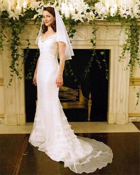 <p>When Charlotte York married Harry Goldenblatt (you know, the husband she <em>could</em> have sex with), she wore this very true-to-her-character dress: classy, not too revealing, and super stylish. </p>