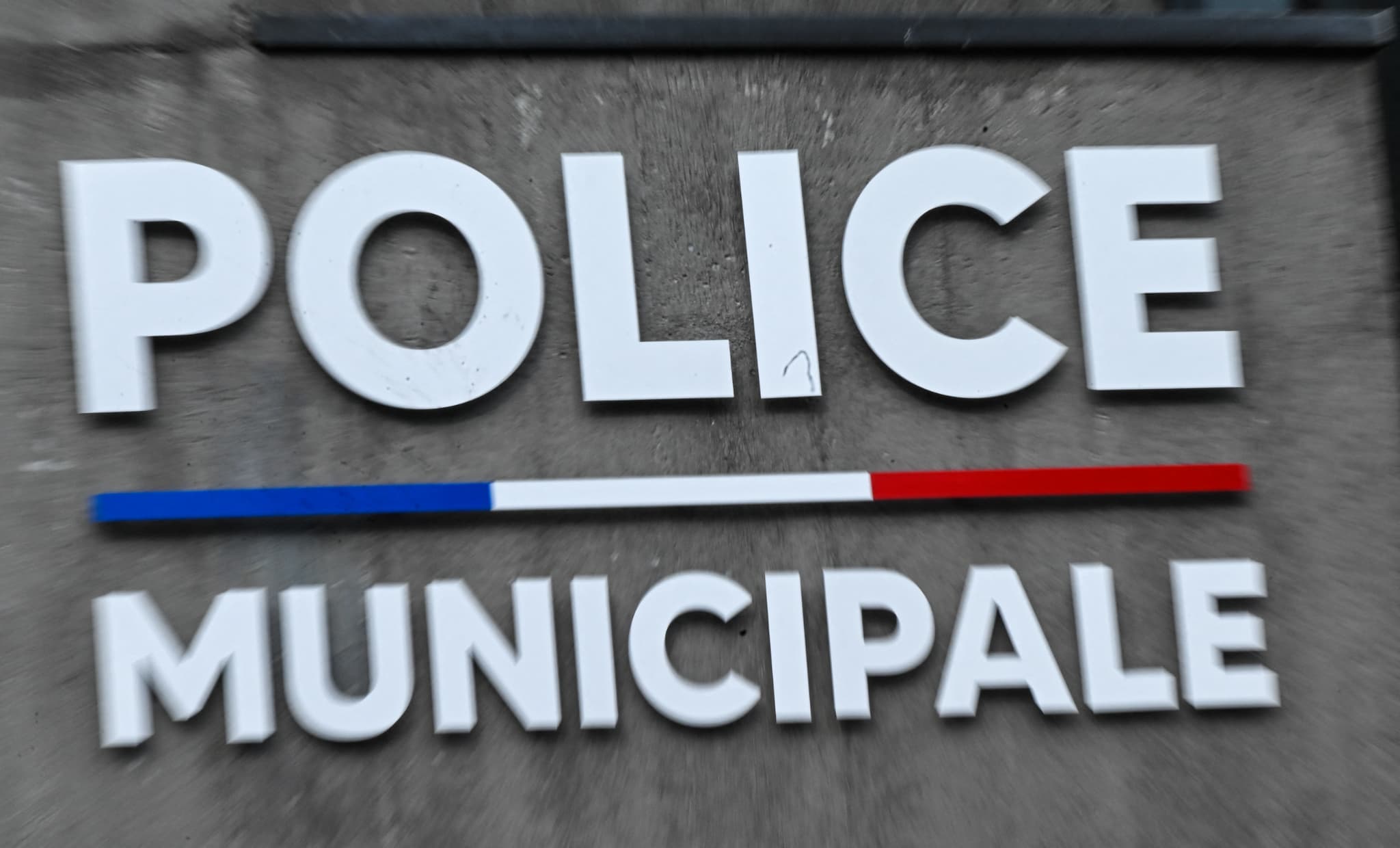saint-denis: un jeune en scooter blessé après une collision avec une voiture de police