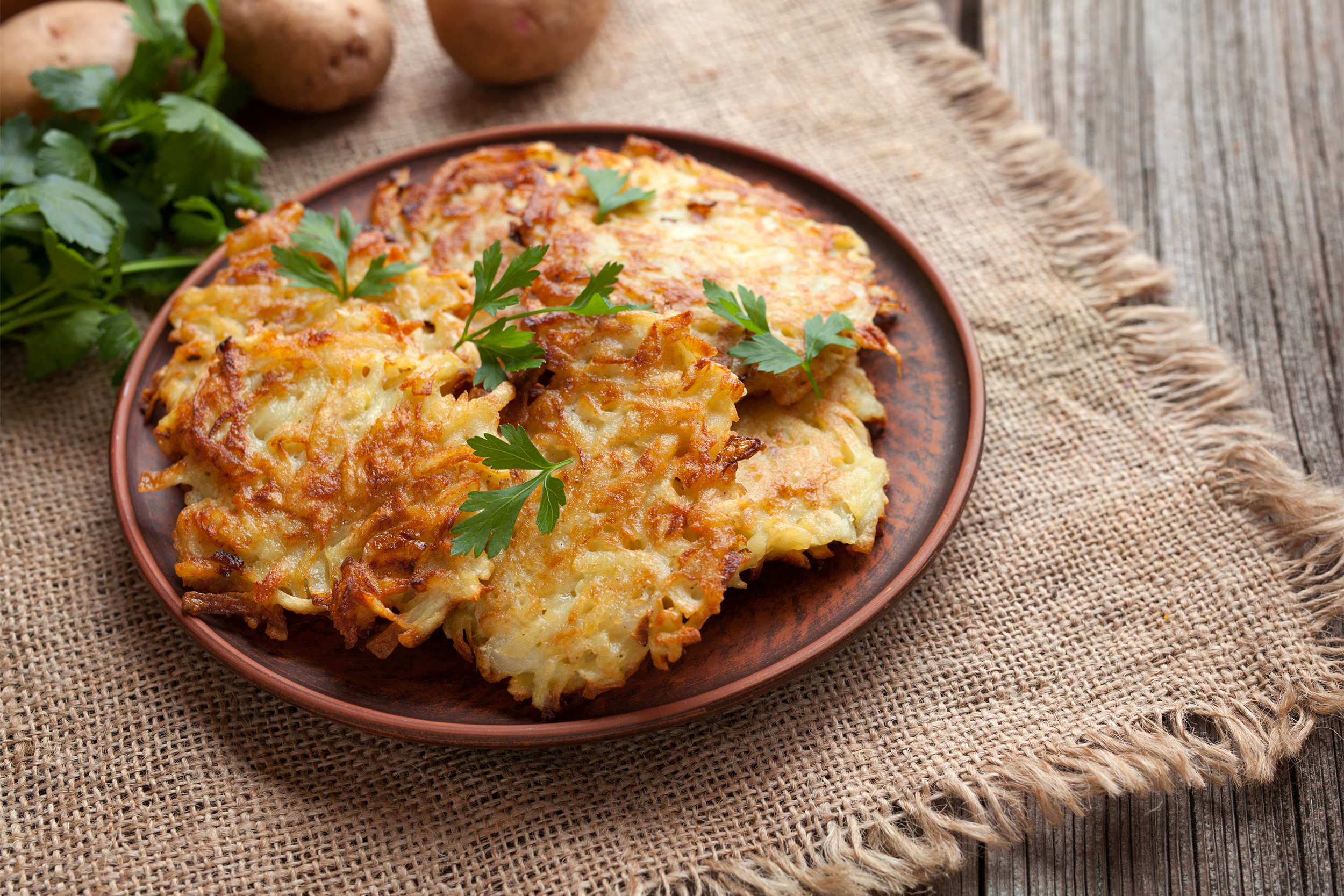 Драники без яиц. Драники-латкес из картофеля. Драники белорусское национальное блюдо. Деруны картофельные. Дранники скортошки.