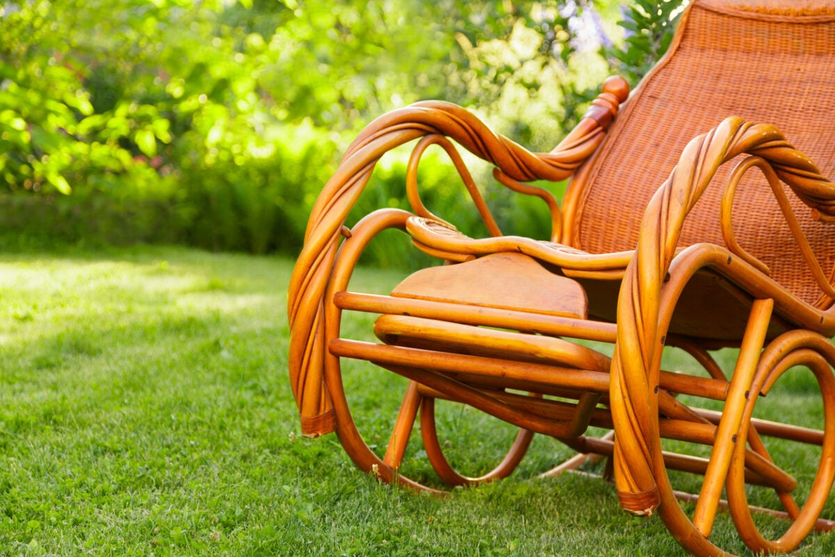 Кресло качалка на траве