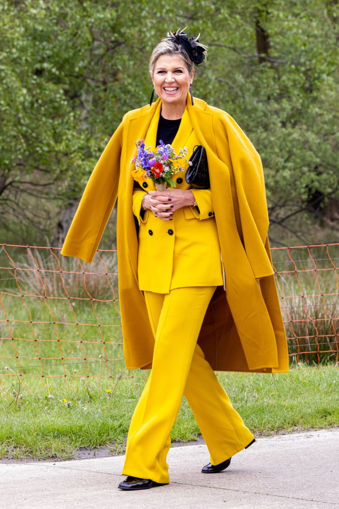 <p>Maxima wore a sunny yellow suit and matching coat to visit to the Wadden Islands.</p>