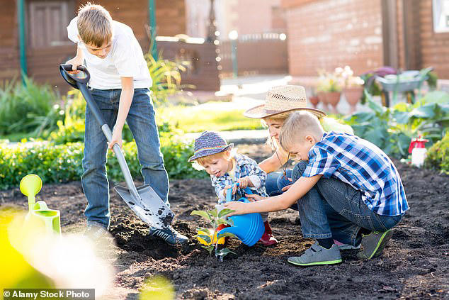 Grandparents have passed down gardening skills to one in three Brits ...