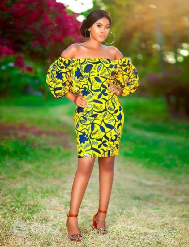 Stylish woman poses in the gardens. Photo: OList Nigeria Source: Instagram