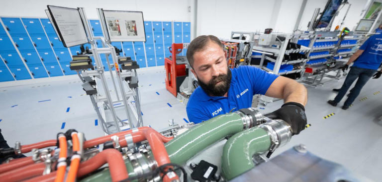 Ein Mitarbeiter der Robert Bosch GmbH in der Fertigung von Brennstoffzellen-Antriebssystemen dpa/Marijan Murat