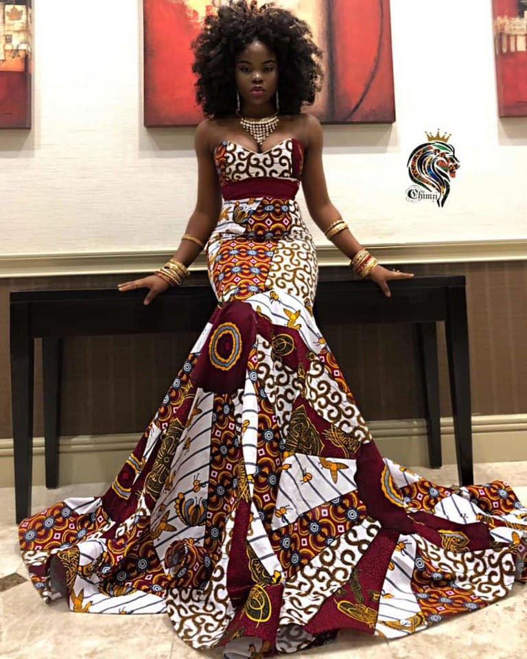 Beautiful lady sitting on a black table. Photo: Chimzi Source: Instagram