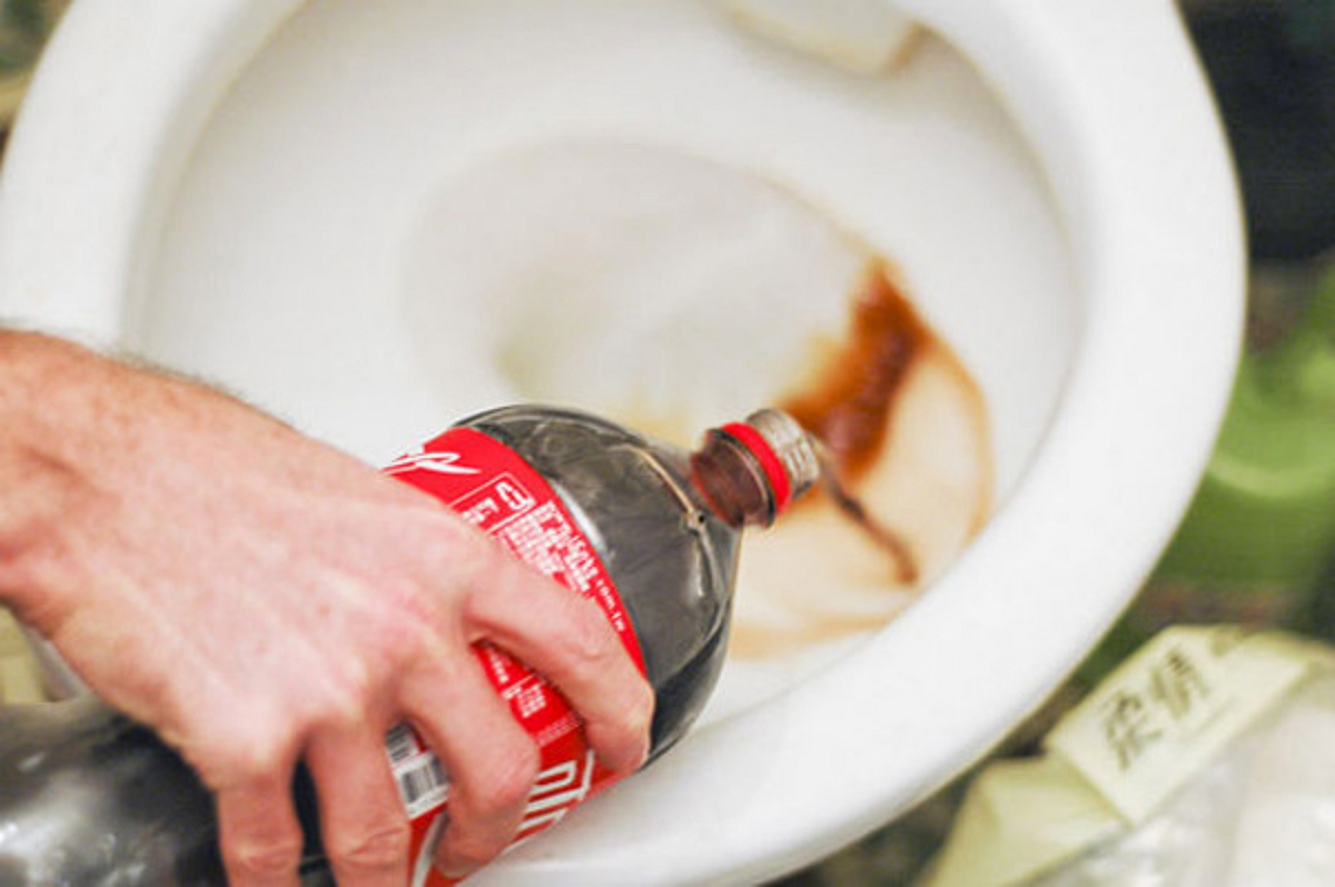 Отмыть ржавый унитаз. Кока кола для очистки унитаза. Кока-кола отмывает ржавчину. Чистка унитаза Кока колой.