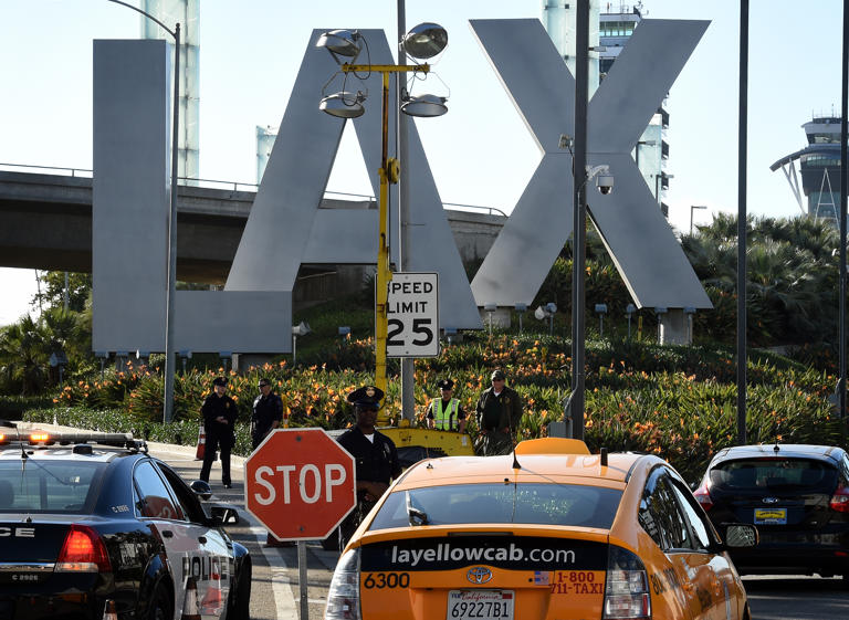 El Aeropuerto de Los Ángeles también podría verse afectado por la huelga de este martes 8 de agosto. Foto: MARK RALSTON / AFP / Getty Images