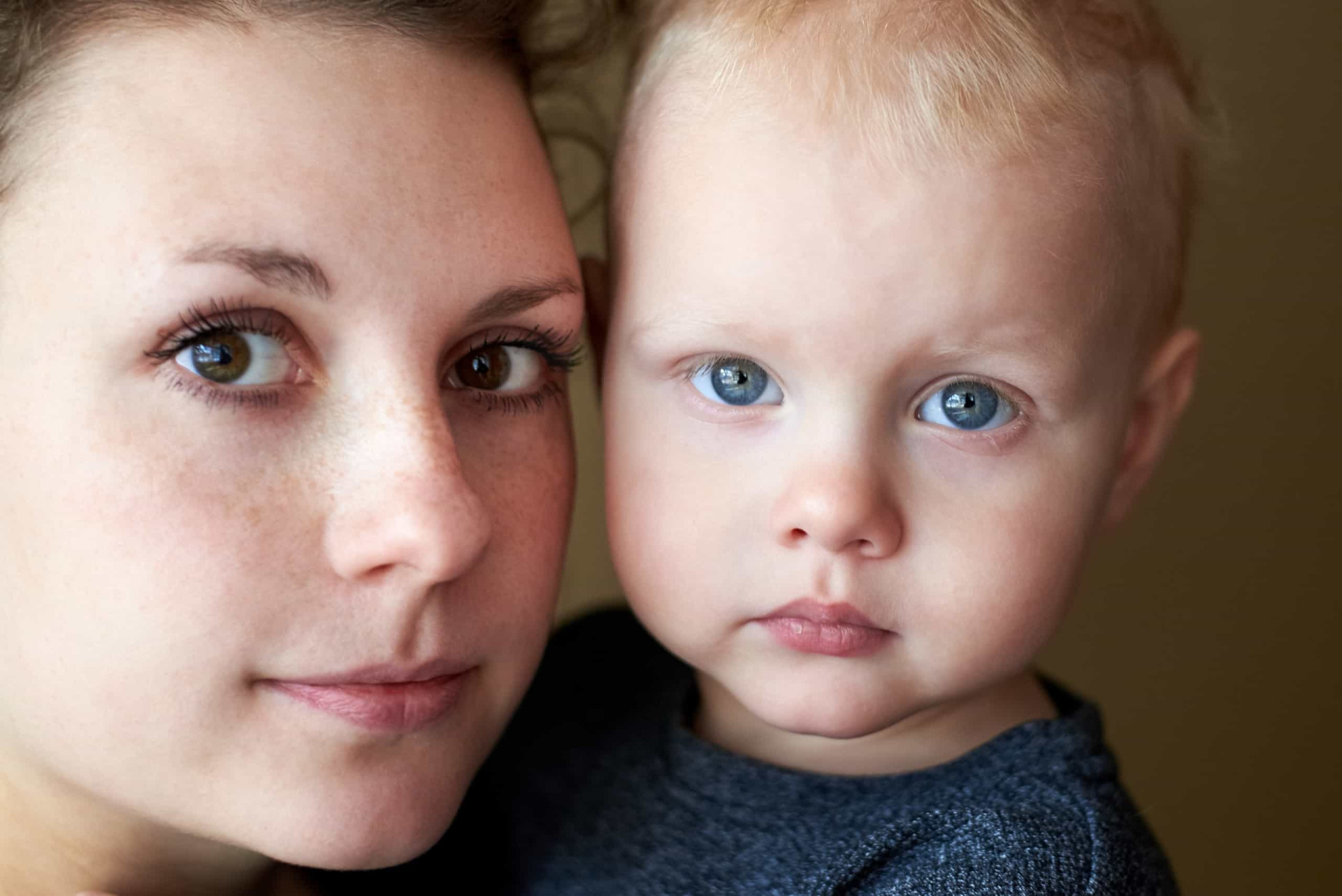 Мама глаза молодые. Семья с голубыми глазами. Сын глазами матери.