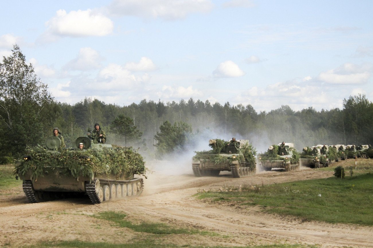 Военные на территории беларуси. Белорусские танки на границе с Украиной. Молдавские танки. Русские танки едут на Запад фото.