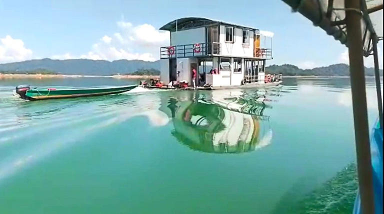 The Shivau Cruise gliding along the calm turquoise waters of Sungai Balui, Belaga.