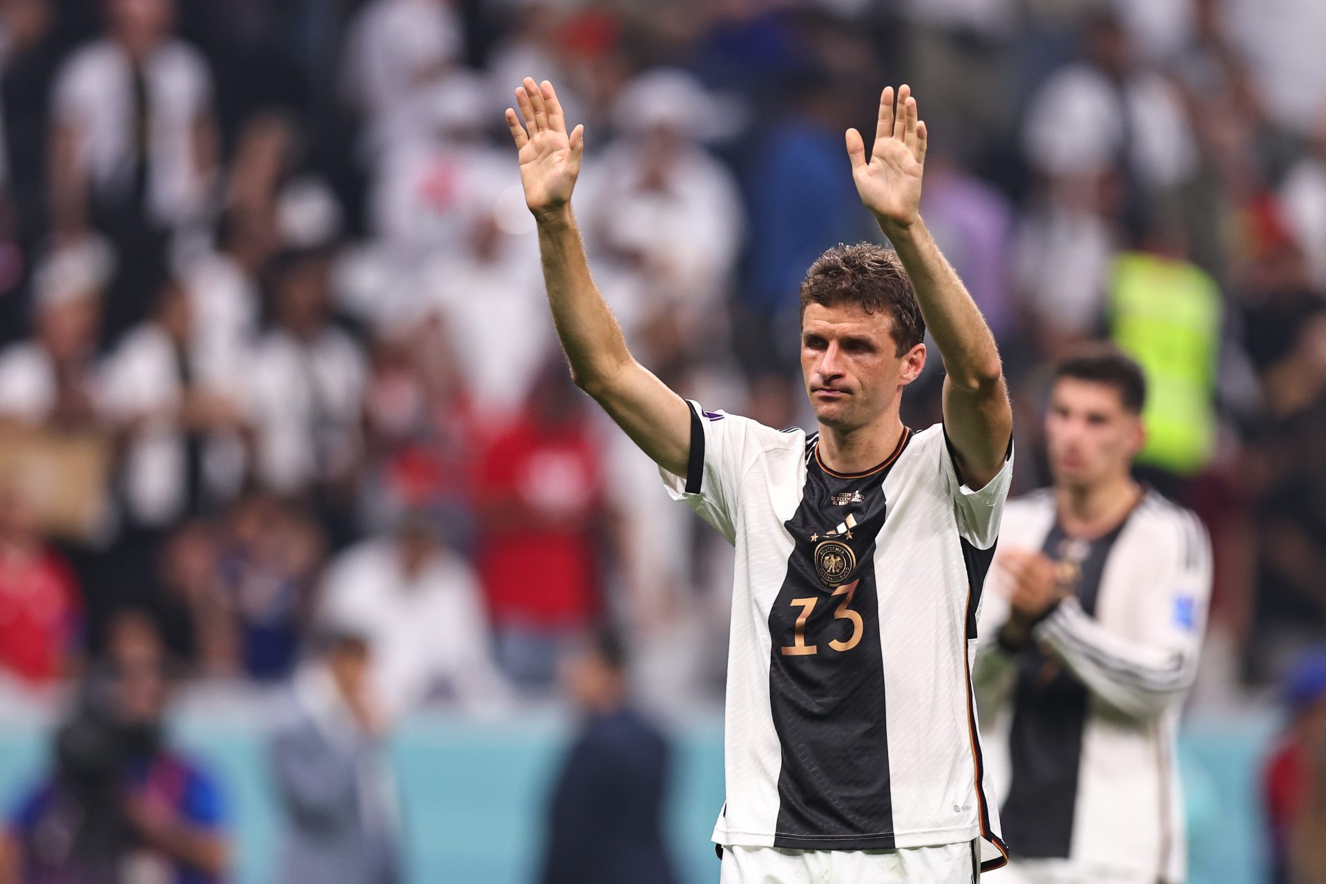 <p>Een speler die vaak wordt vergeten, maar de belichaming is van het succes van het Duitse voetbal in het vorige decennium. Thomas Müller is compleet en veelzijdig, brak door op het WK 2010 en won de volgende editie in Brazilië met de Mannschaft. Hij is ook een van de steunpilaren van het grote Bayern München, tien jaar lang ononderbroken Duits kampioen en winnaar van de Champions League in 2013 en 2020. Müller won in totaal 31 trofeeën op clubniveau.</p>