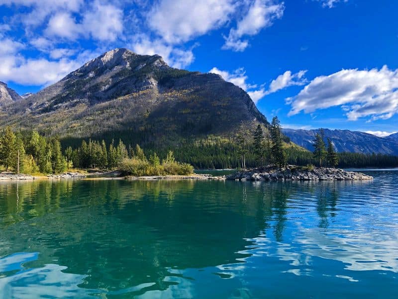 Lakes in Banff, Lake Minnewanka, blue like with shore and mountain