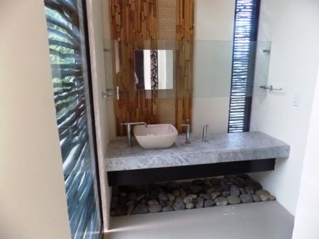 baños con madera y piedra: una increíble combinación