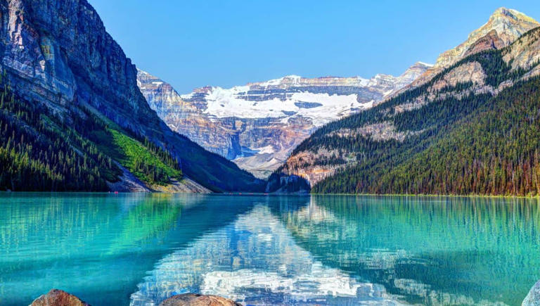 Are you wanting to visit the Lakes in Banff National Park? You’re in the right place!  Feeling the pull towards those gorgeous mountain lakes of the Canadian Rockies you see plastered all over top travel sites? From the bright turquoise blue shores of beautiful Lake Louise to the quiet serenity of Herbert Lake, there’s surely a lake for everyone in Banff. The PERFECT self-guided tour! I never travel without bringing GuideAlong with me! Check out this affordable audio guide to take your Banff trip from ok to exceptional! Best lakes in Banff National Park 1. Lake Louise Inarguably Banff’s most […]