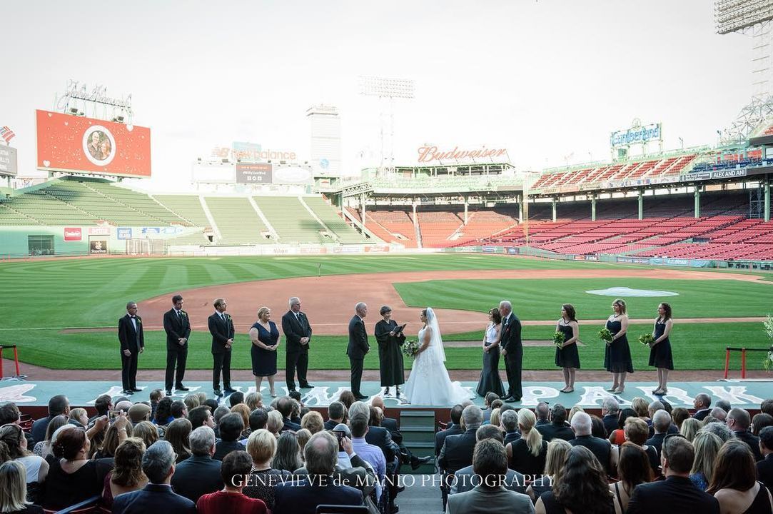 <p>Faites de votre grand jour un coup de circuit <a href="https://www.viator.com/fr-CA/tours/Boston/Tour-of-Historic-Fenway-Park-Americas-Most-Beloved-Ballpark/d678-43406P1" rel="noreferrer noopener">en vous mariant au Fenway Park</a> à Boston. Les couples seront surpris de découvrir que le stade de baseball emblématique de la Ligue majeure de baseball et siège des Red Sox de Boston peut être réservé pour des mariages. Les prix commencent à 5 000 dollars américains pendant la haute saison et à 8 000 pendant la basse saison. Outre l’accès à l’espace, les couples peuvent profiter des services proposés, tels que la cuisine cinq étoiles préparée par les chefs du Fenway Park, l’organisation de l’événement, l’éclairage et bien d’autres choses encore. </p>         <p><a href="https://www.instagram.com/p/BVppAoLHlpT/" rel="noreferrer noopener">Voir une photo sur Instagram</a></p>
