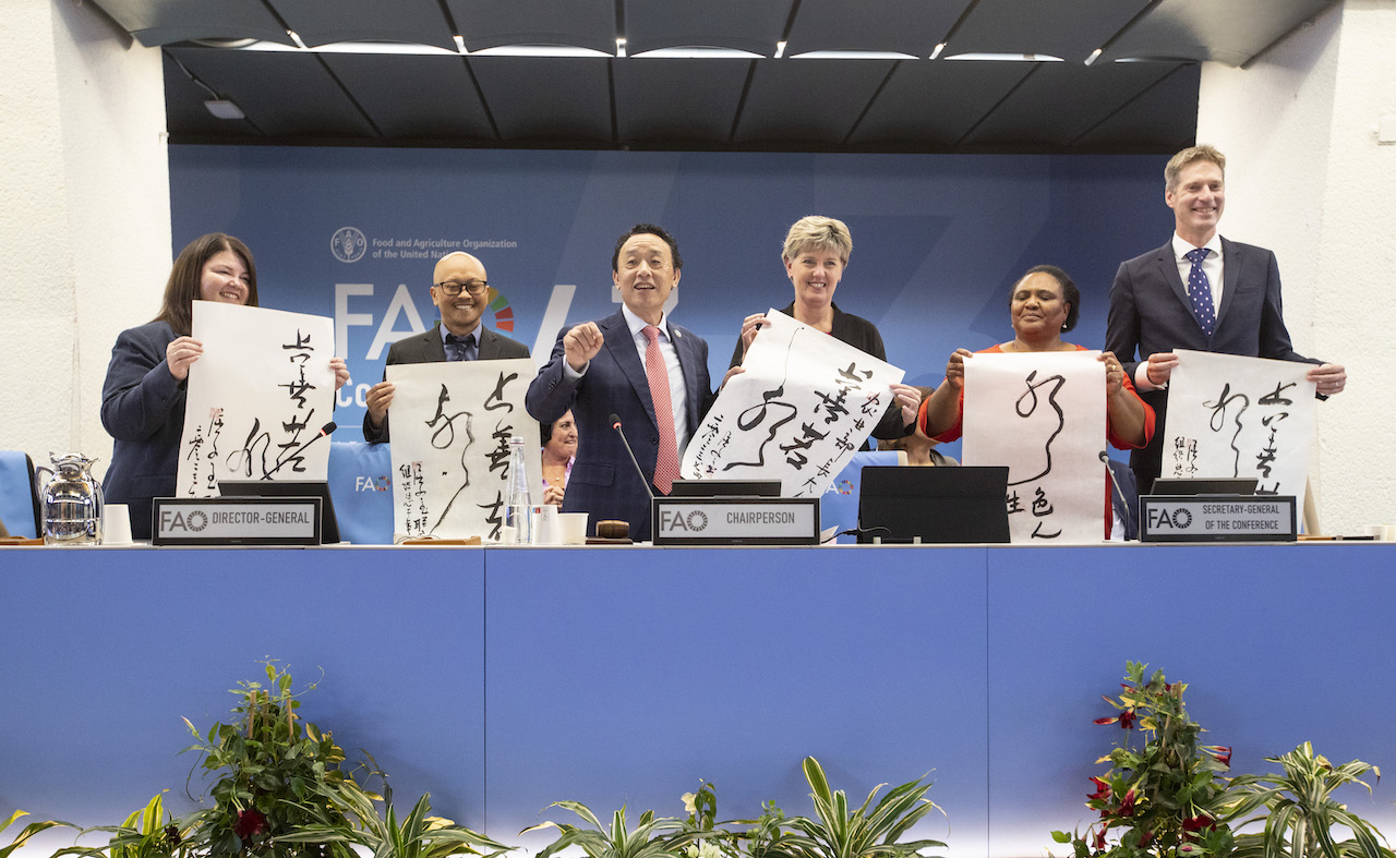 部長級會議結束後，屈冬玉致贈中國書法給貴賓們。（照片提供／FAO）