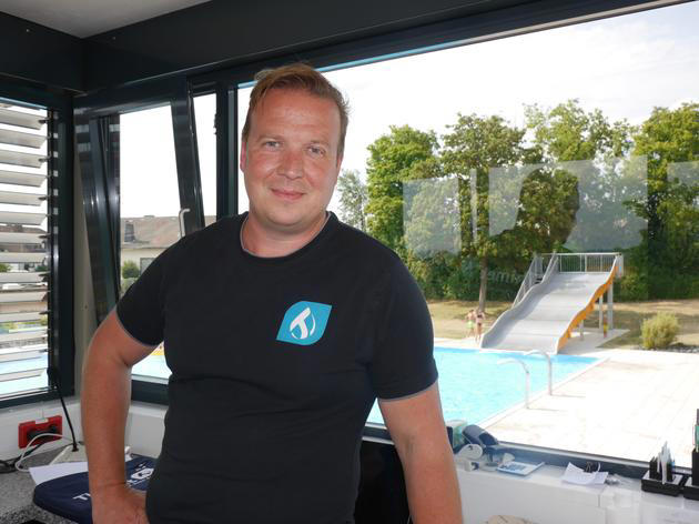Kay Thimet betreibt mehrere Schwimmbäder im Kreis Hersfeld-Rotenburg. Das Bild zeigt ihn im Freibad in Schenklengsfeld. 