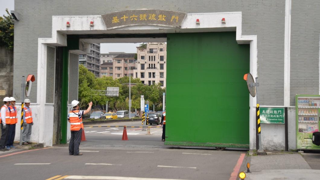 台北市水利處今年首度實施管制疏散門水門「只出不進」。（圖／台北市水利處提供）