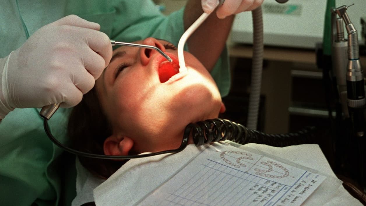 plus de 300.000 euros de préjudice: deux centres dentaires déconventionnés pour fraude à lyon et vénissieux