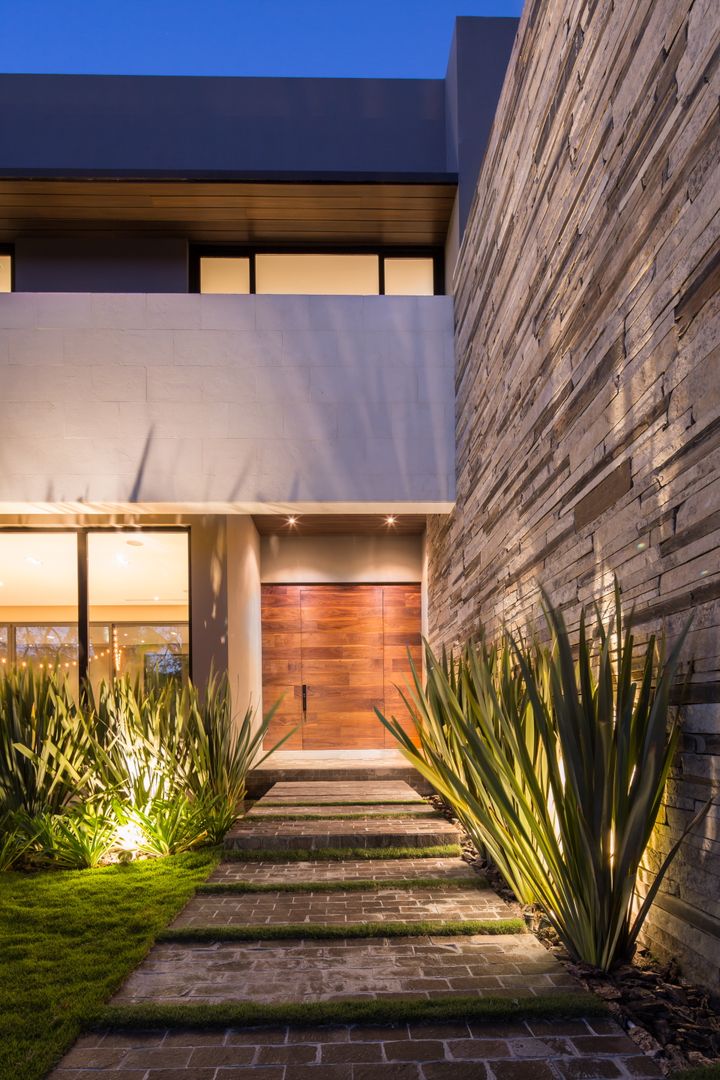 5 ideas con piedra para remodelar la entrada de tu casa