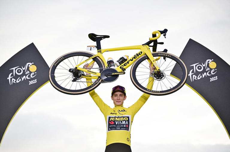Jonas Vingegaard soulève son vélo après sa victoire sur le Tour de France, le 23 juillet 2023