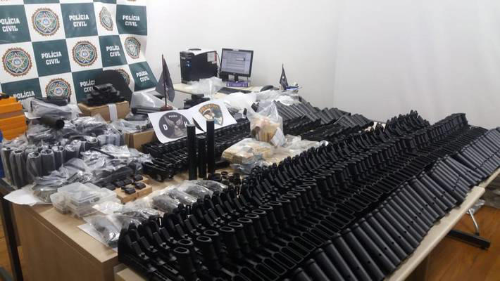 Armas apreendidas na casa de amigo de Ronnie Lessa em 2019 Foto: Polícia Civil RJ