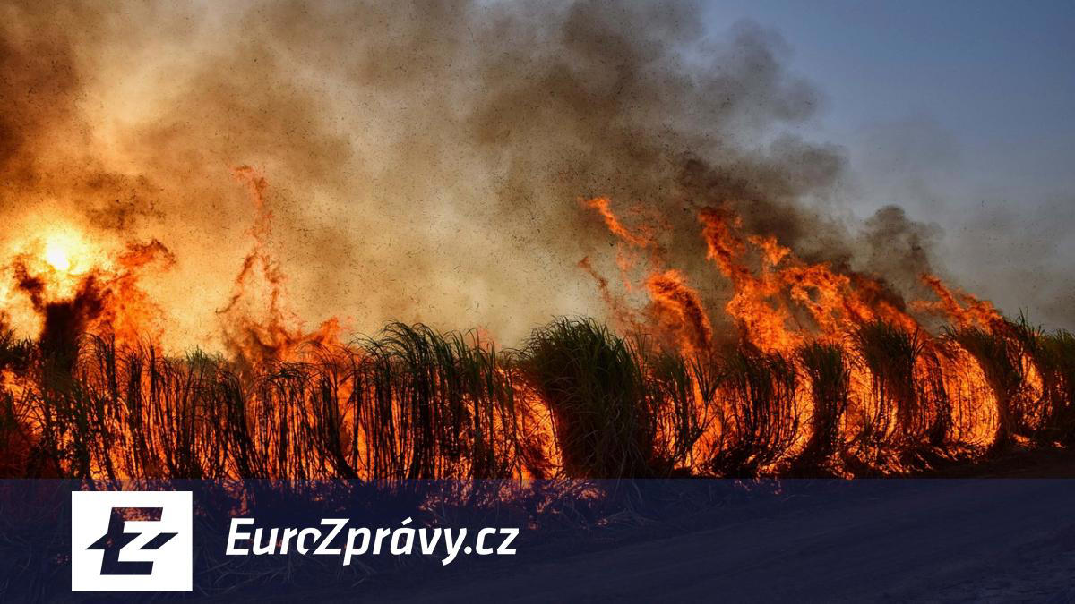 turisté z jachty zapálili celý řecký ostrov