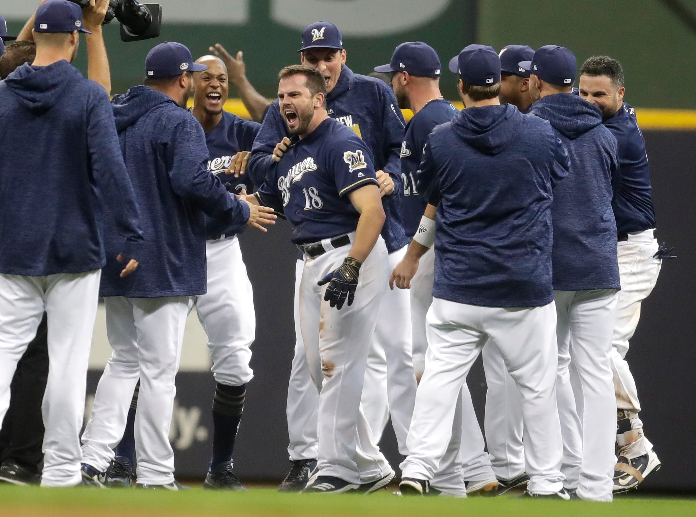 Brewers survive high-wire act, beat Padres in Game 1, 3-2