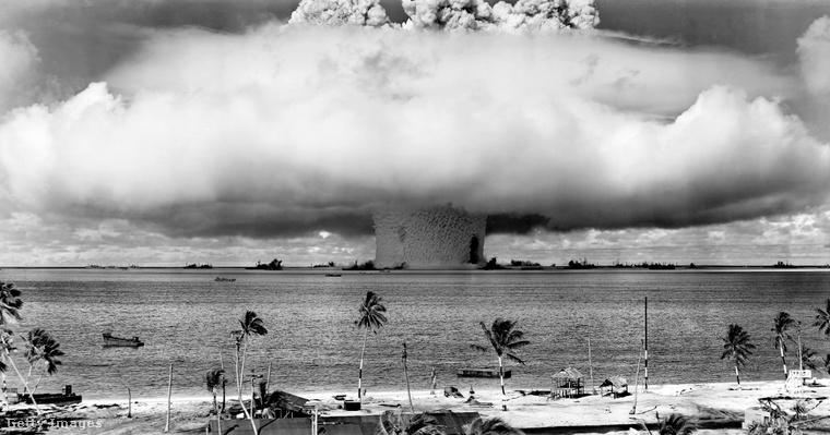 Baker fedőnevű kísérleti atomrobbantás a Bikini-atollnál. (Fotó: Pictures from History / Getty Images Hungary)