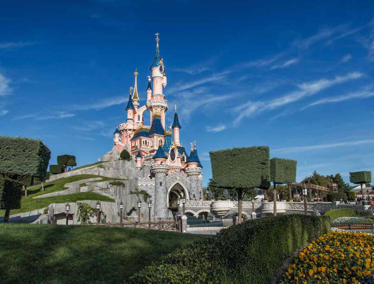 Planning a trip to Paris, France and want to include a stop at Disneyland Paris? Keep scrolling to find out 6 Disneyland Paris mistakes you don’t want to make! This guest post about Disneyland Paris mistakes was co-written by family travel expert Marcie Cheung and may contain affiliate links, which means if you click on the link and purchase the item, I will receive an affiliate commission at no extra cost to you. All opinions remain my own. Guest post by Erica of Travels with Erica There are a few Disneyland Paris mistakes you want to avoid in order to