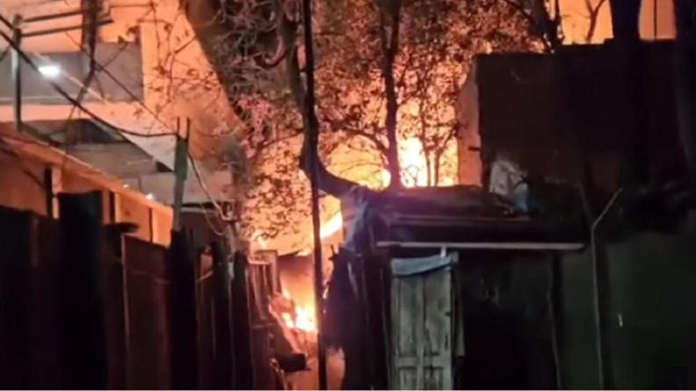 Incendio en un asentamiento precario en Villa Crespo: 25 personas evacuadas y dos internados