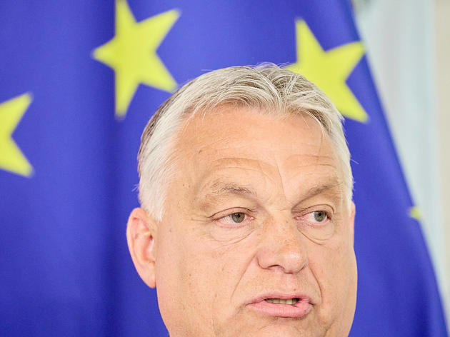 Victor Orbán vor einer EU-Fahne. - Wien 07.07.2023