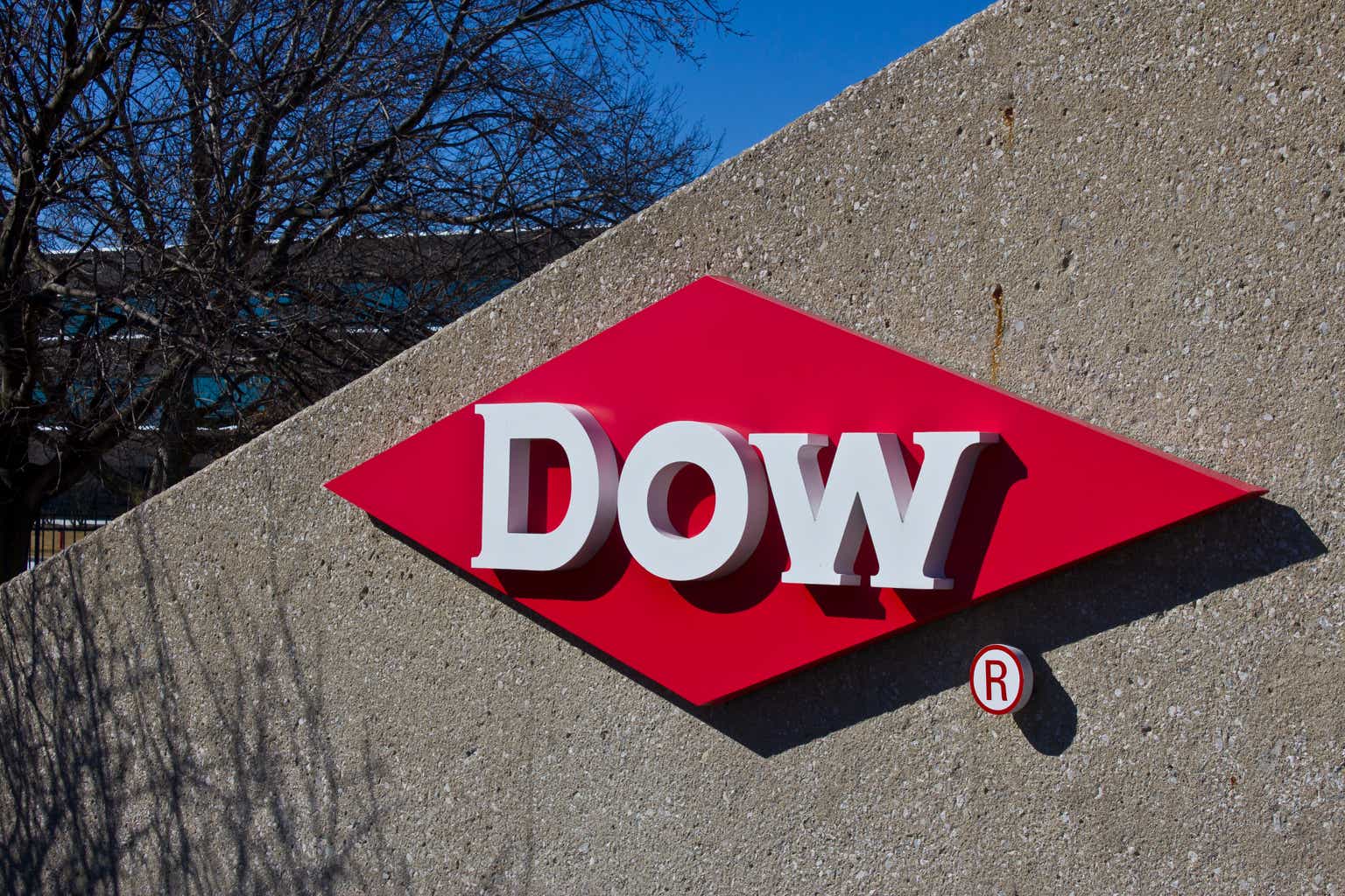 Dow tops Q2 forecasts, cautious outlook sends shares lower