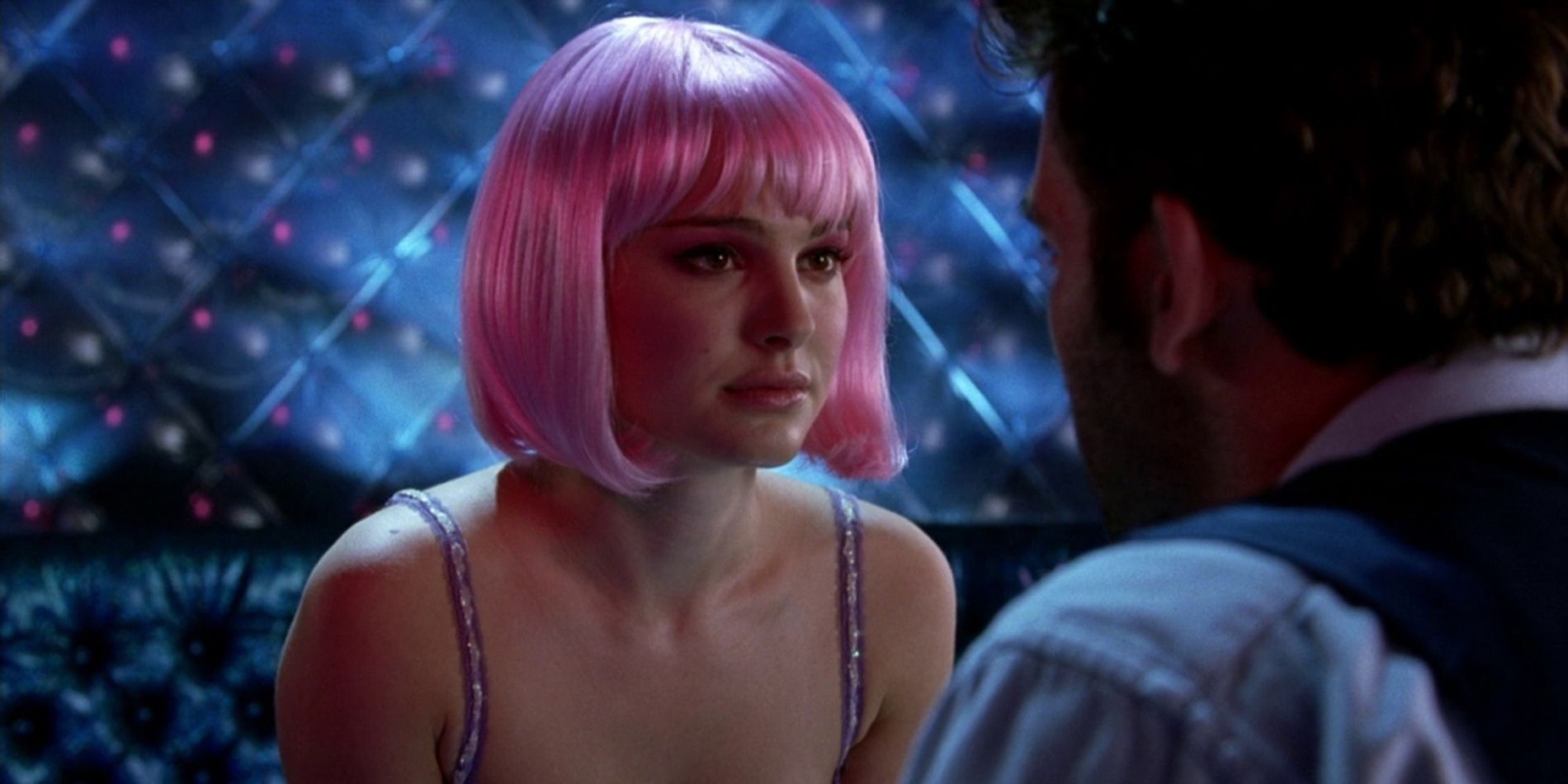 Alice in a pink wig talking to Larry in Closer.