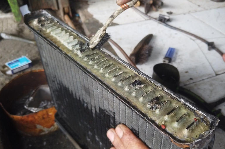 Ilustrasi Membersihkan Radiator Mobil