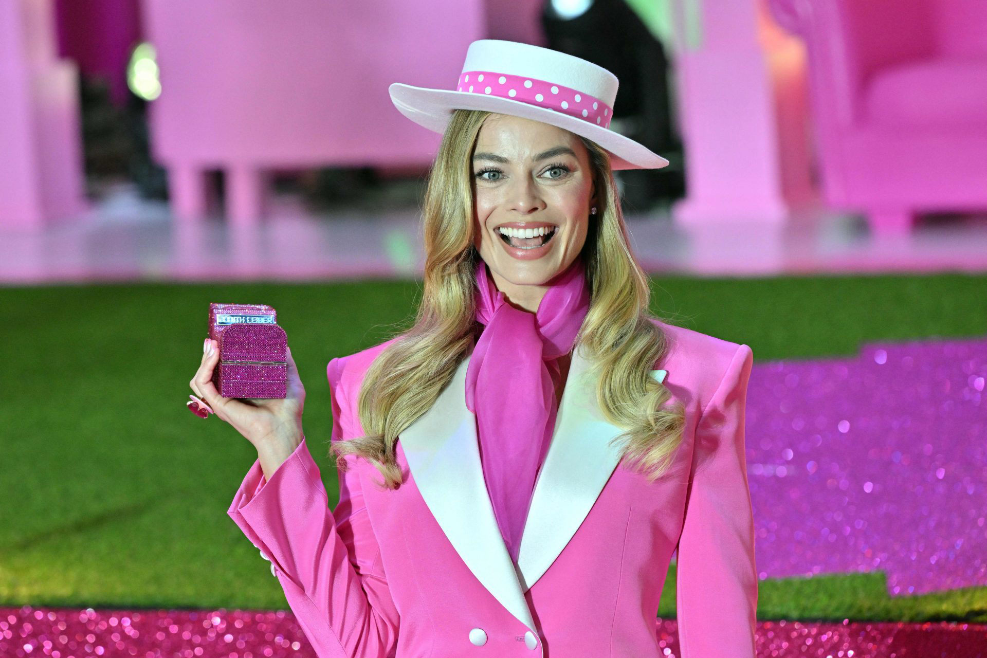 PHOTOS : l'actrice Margot Robbie magnifique dans les looks roses de Barbie