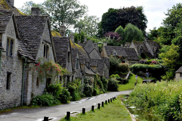Click here to explore the charm in the Cotswolds Villages. Step away from the busy London while experiencing mouthwatering food and historic sites.