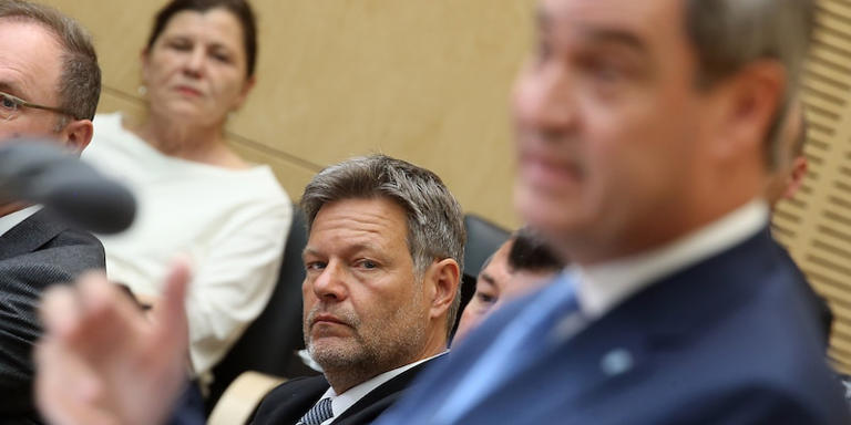 Bayern Ministerpräsident Markus Söder (CSU, v.) und Bundeswirtschaftsminister Robert Habeck (Grüne, M.) im Bundesrat. Wolfgang Kumm/dpa