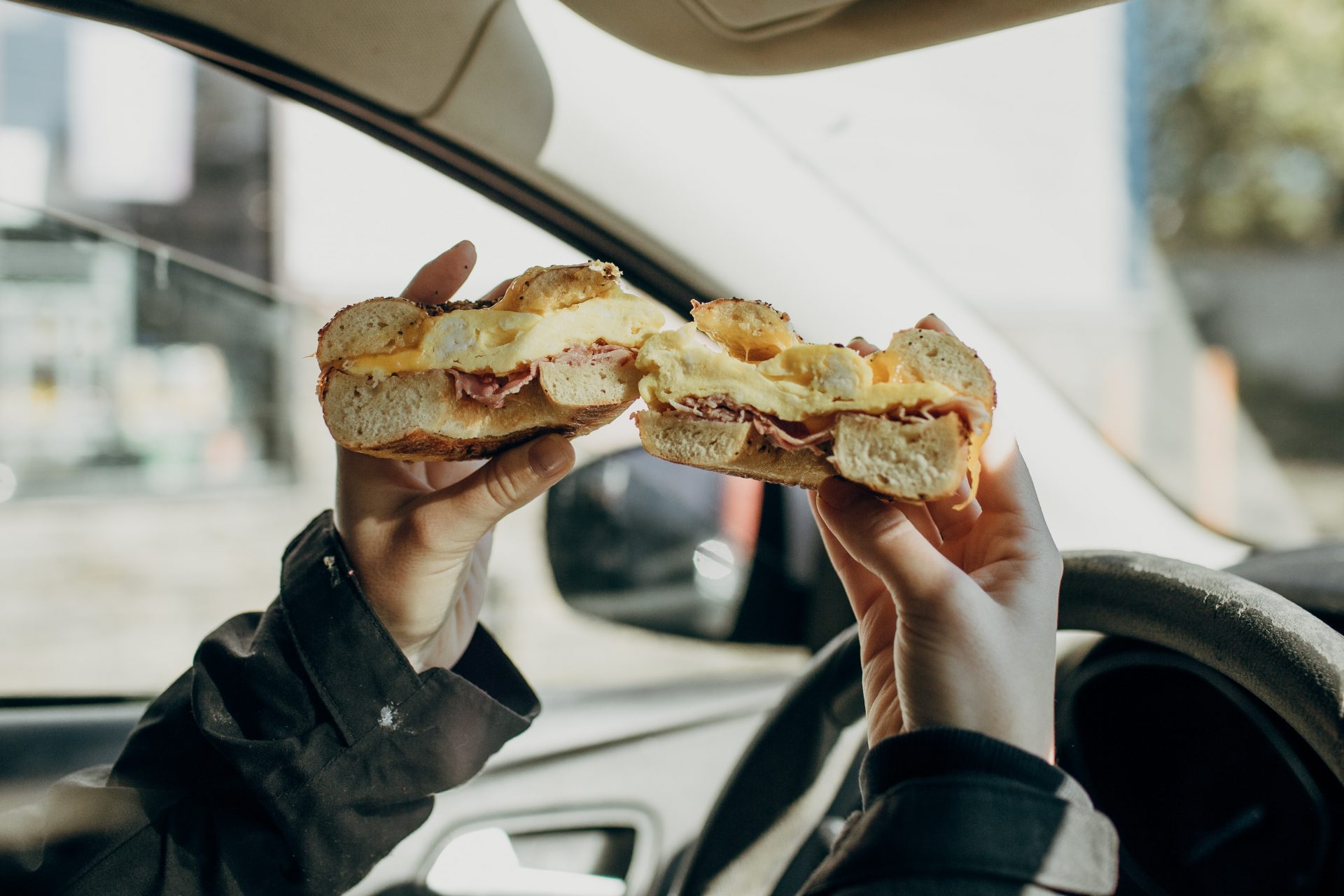 Eat inside. Перекус на ходу. Перекус на ходу картинки. Есть на ходу. Еда и наука.