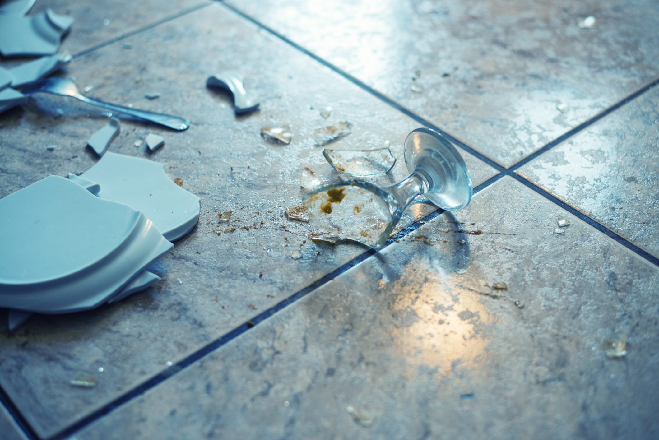 Broken on the floor. Разбитая посуда. Разбитая посуда на полу. Разбитая тарелка. Разбитая ваза.
