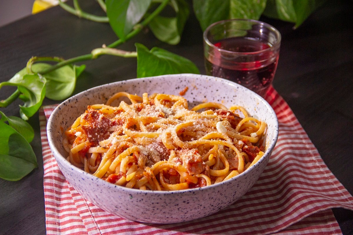 receta de pasta con tomate picante y tocino