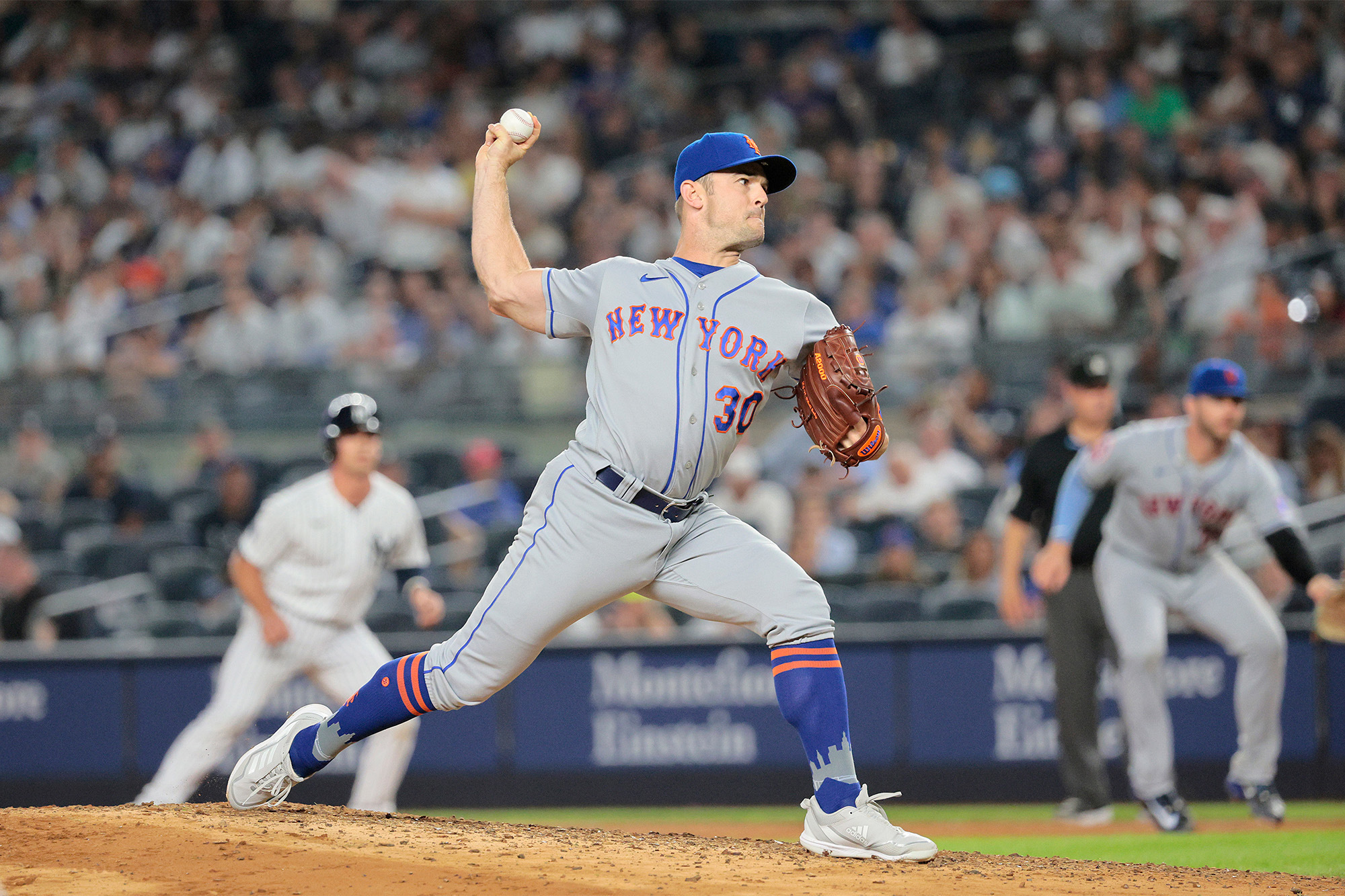 Mets trade closer David Robertson to Marlins for two prospects
