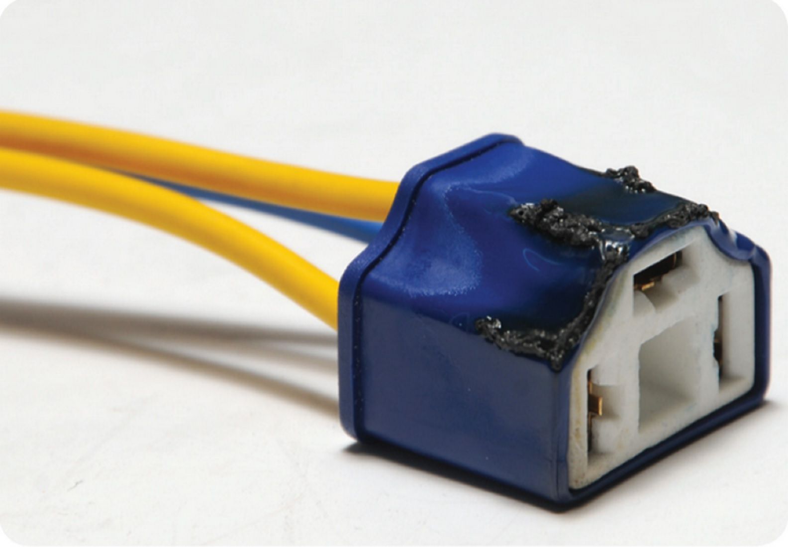 Cara mencegah soket lampu mobil meleleh yang wajib diketahui