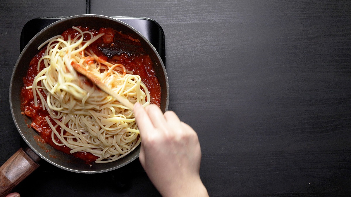 receta de pasta con tomate picante y tocino