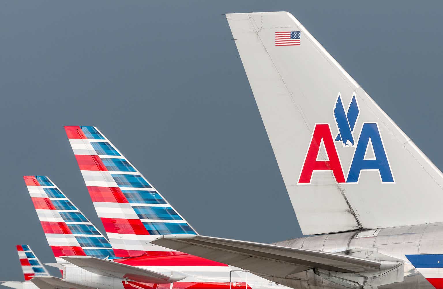 Акции американ эйрлайнс. American Airlines реклама. Американ Эйрлайнс в прошлом. American Airlines коммерция. American Airlines картинки для презентации.