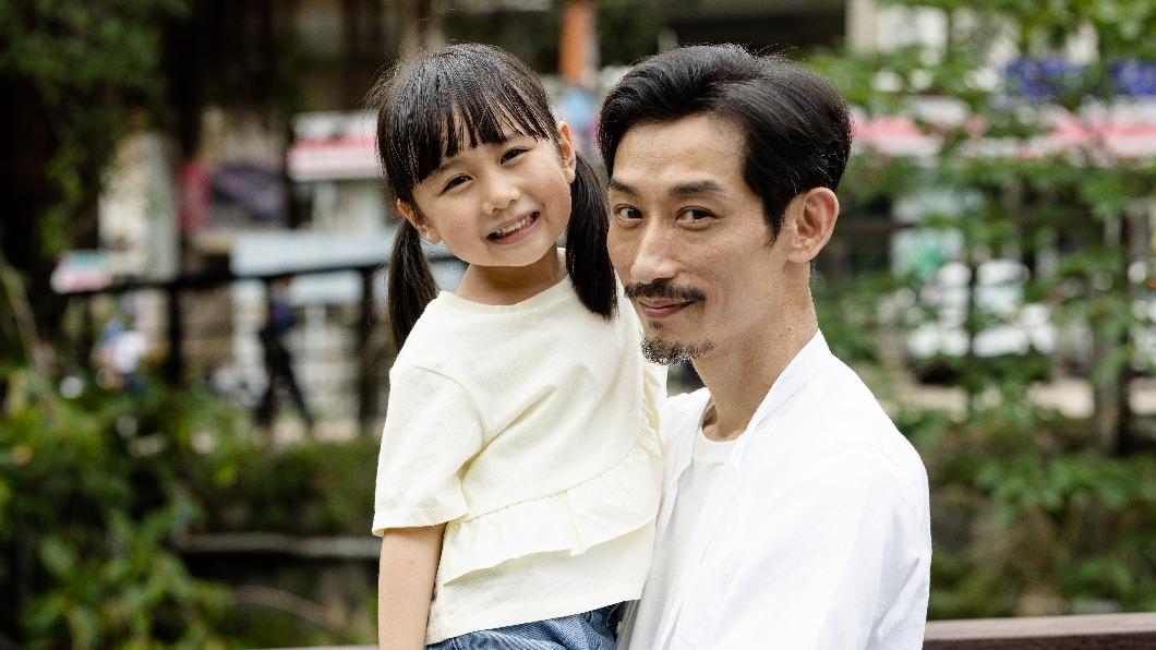 陳竹昇（右）和小網紅「紅豆妹」在MV裡飾演父女。（圖／火氣音樂提供）