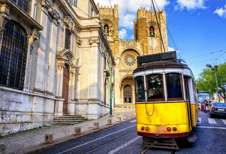 Click here to discover what to do in Lisbon Portugal. From sipping fine wines in local bars, eating delicious food to the top Lisbon attractions, we share with you the best of the best.